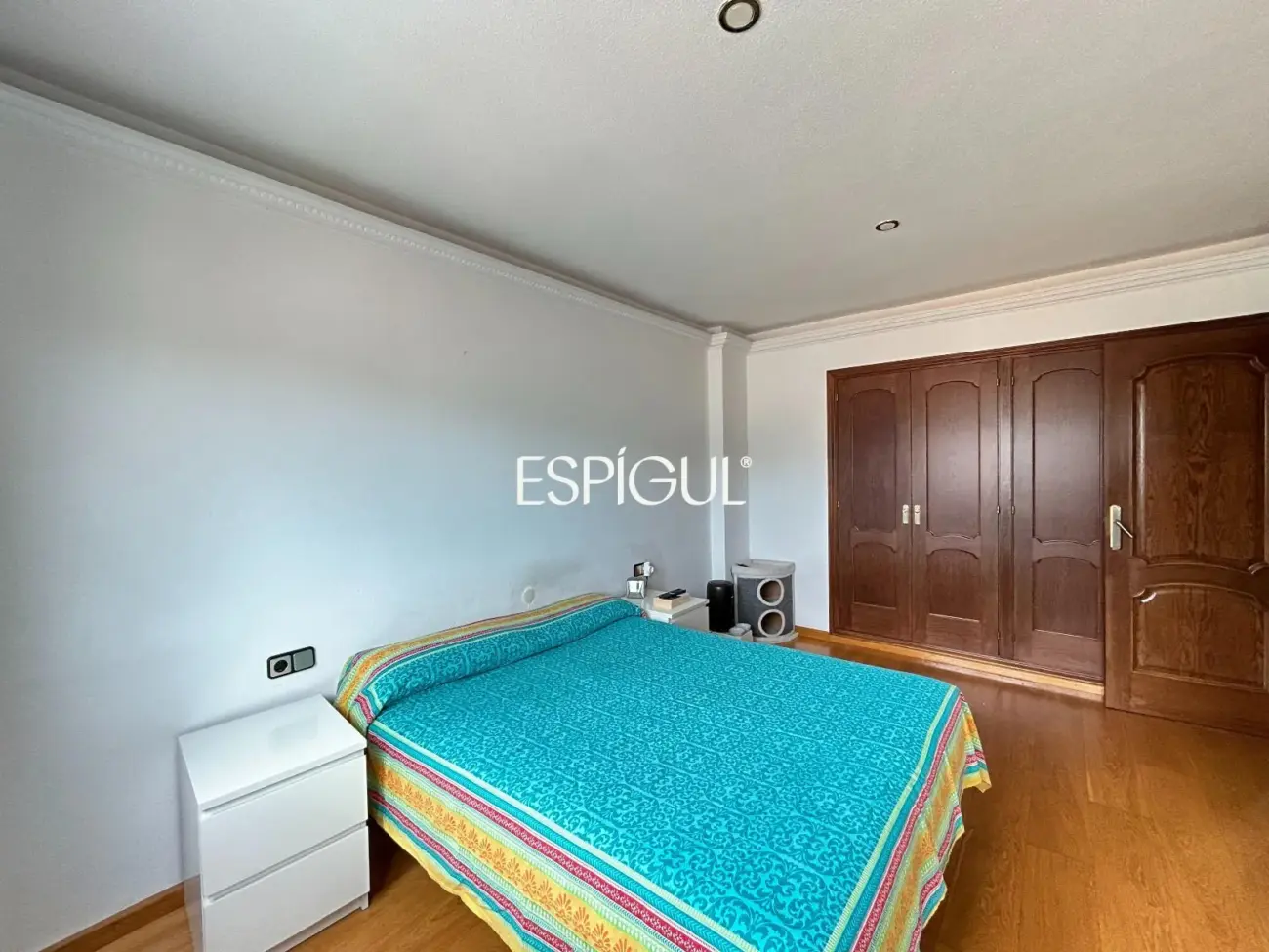 Amplio piso con vistas al mar, piscina y párquing en el centro de Alella