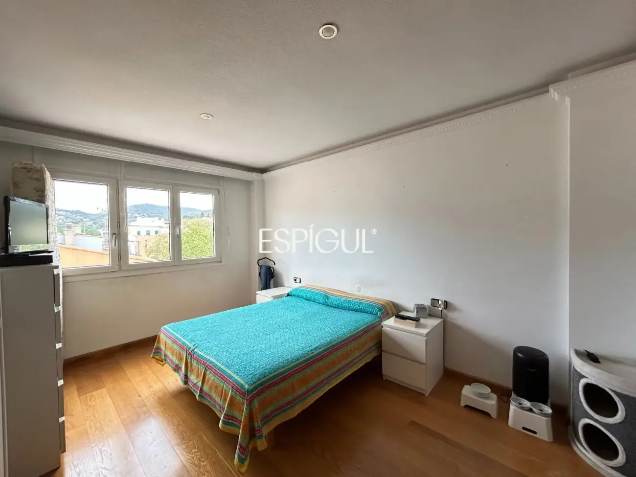 Amplio piso con vistas al mar, piscina y párquing en el centro de Alella