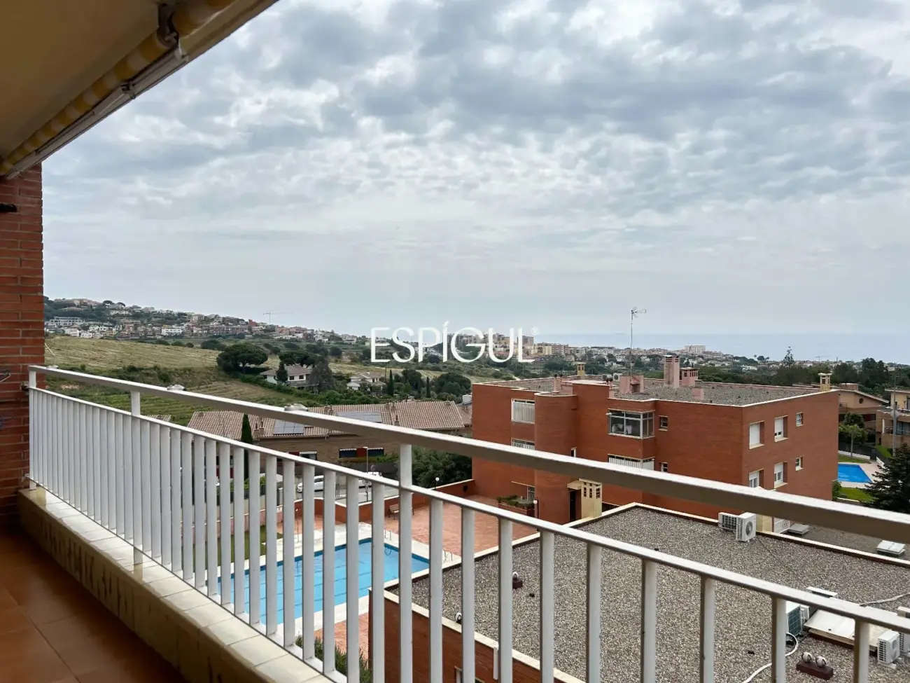 Amplio piso con vistas al mar, piscina y párquing en el centro de Alella