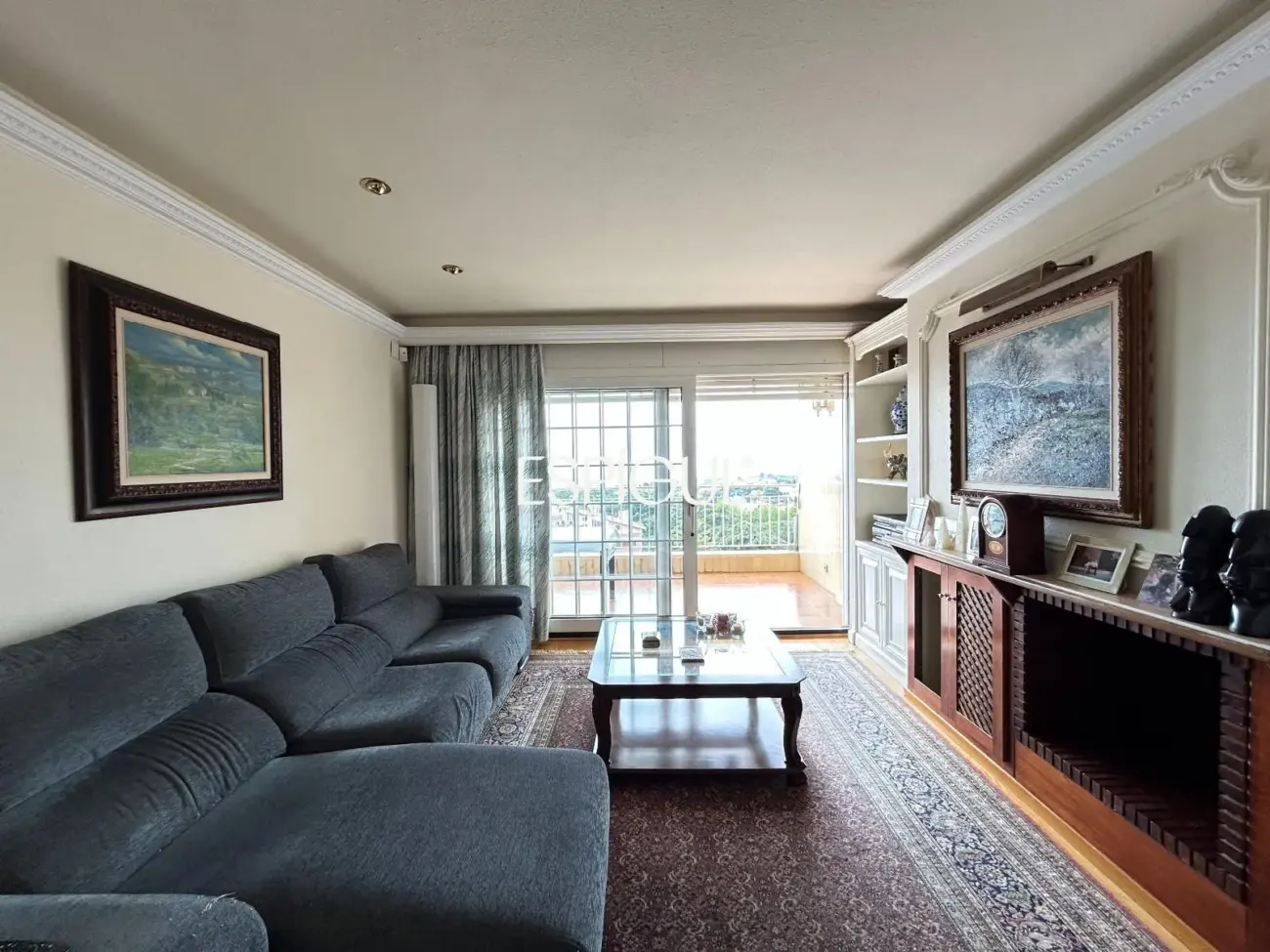 Amplio piso con vistas al mar, piscina y párquing en el centro de Alella