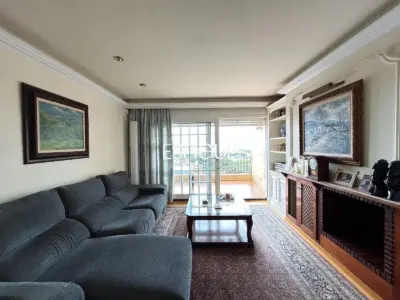 Amplio piso con vistas al mar, piscina y párquing en el centro de Alella