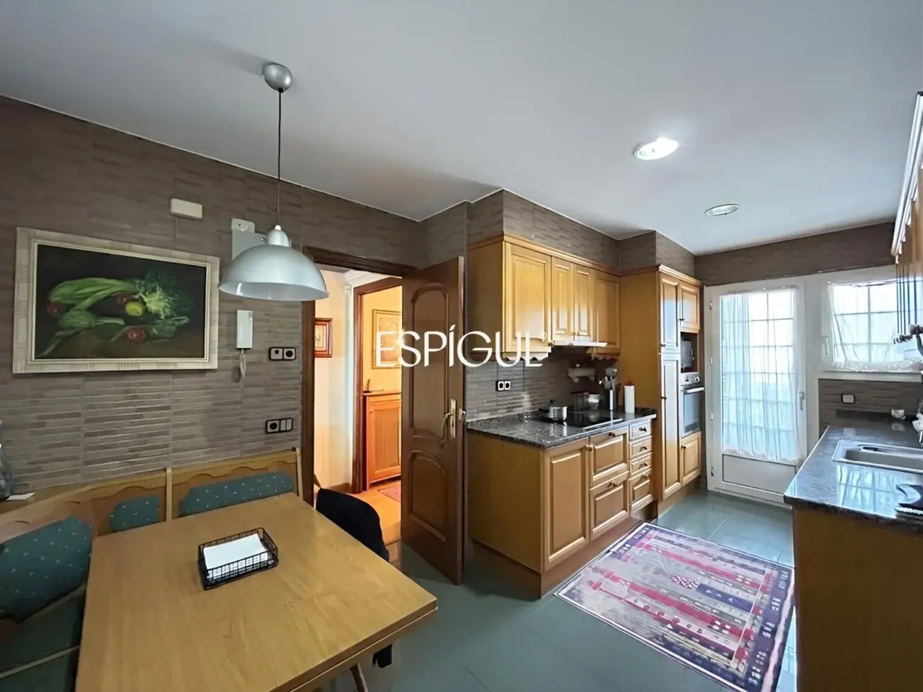 Amplio piso con vistas al mar, piscina y párquing en el centro de Alella