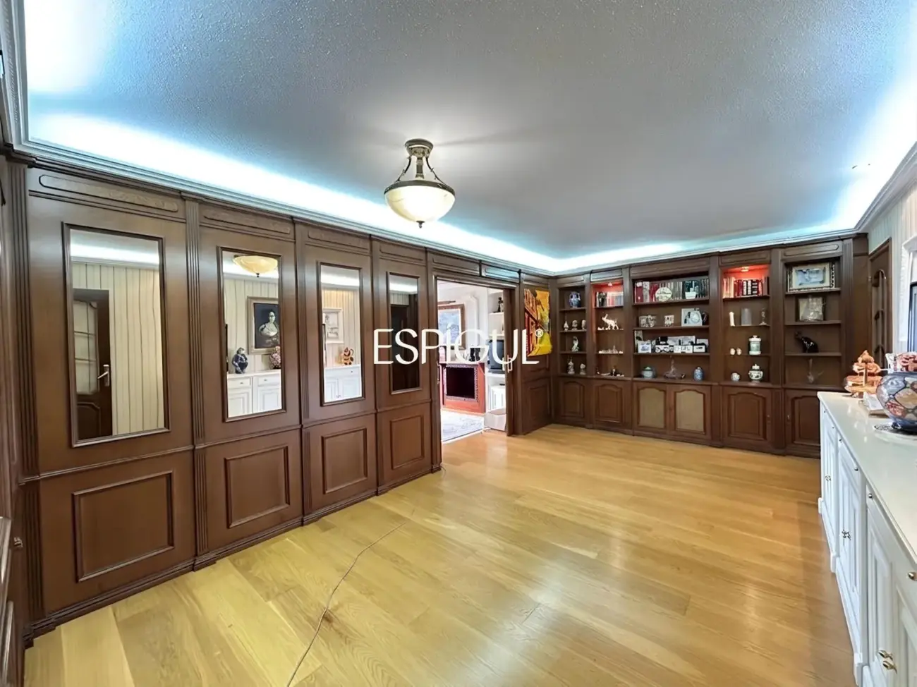 Amplio piso con vistas al mar, piscina y párquing en el centro de Alella