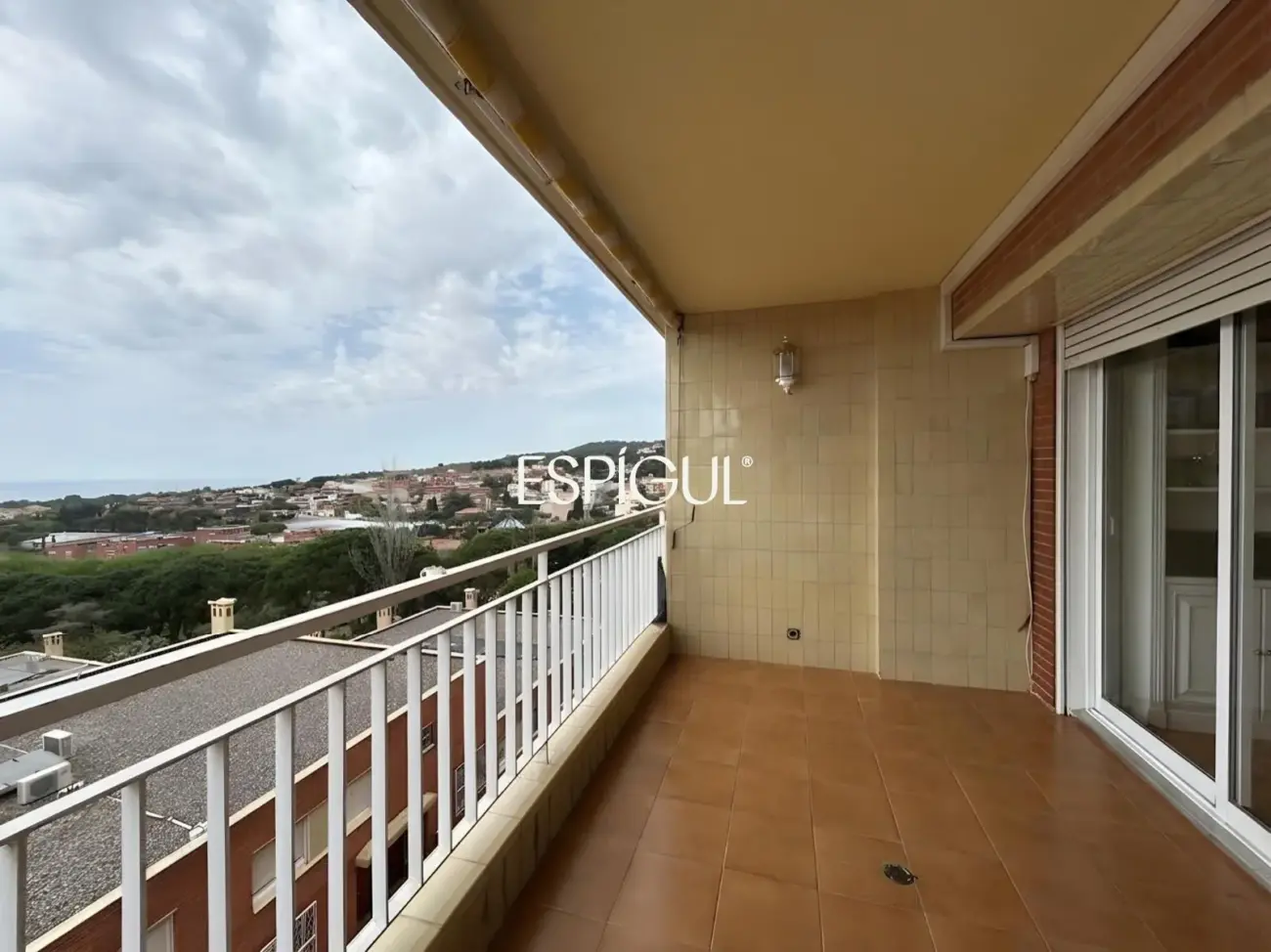 Amplio piso con vistas al mar, piscina y párquing en el centro de Alella