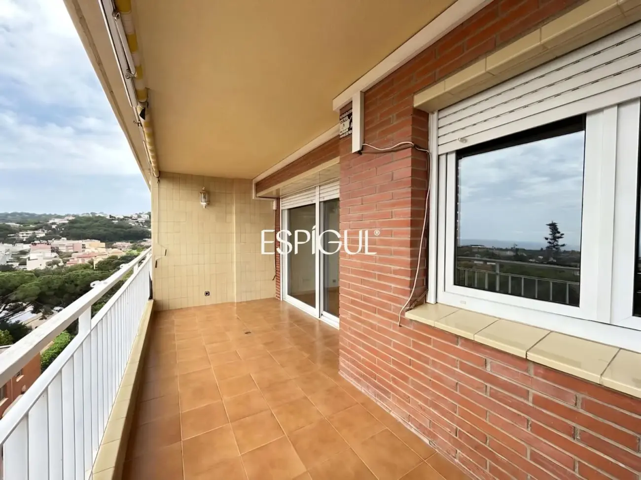 Amplio piso con vistas al mar, piscina y párquing en el centro de Alella