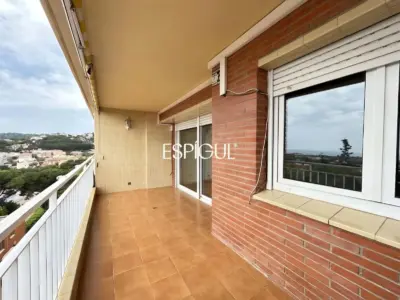 Amplio piso con vistas al mar, piscina y párquing en el centro de Alella