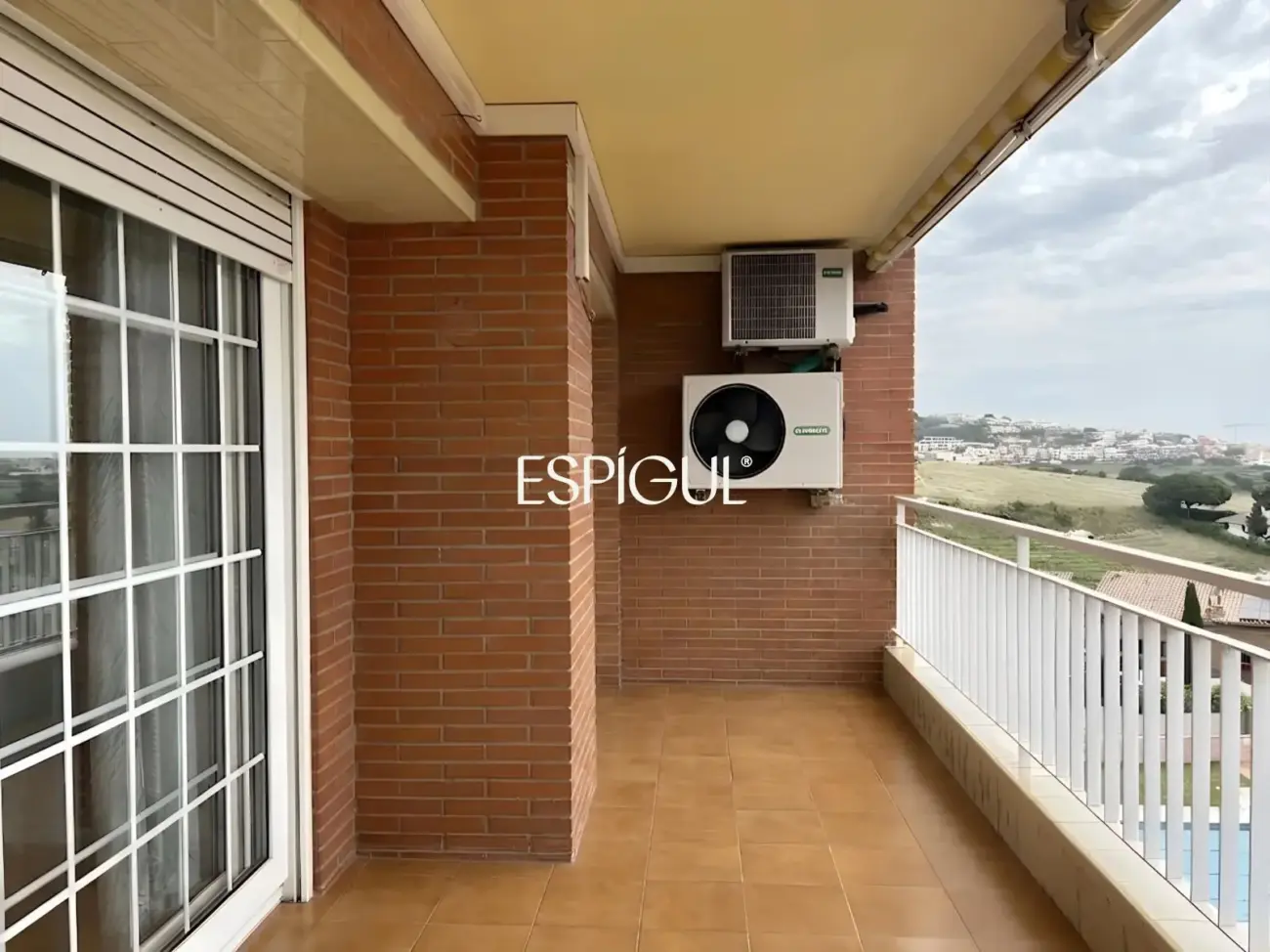 Amplio piso con vistas al mar, piscina y párquing en el centro de Alella