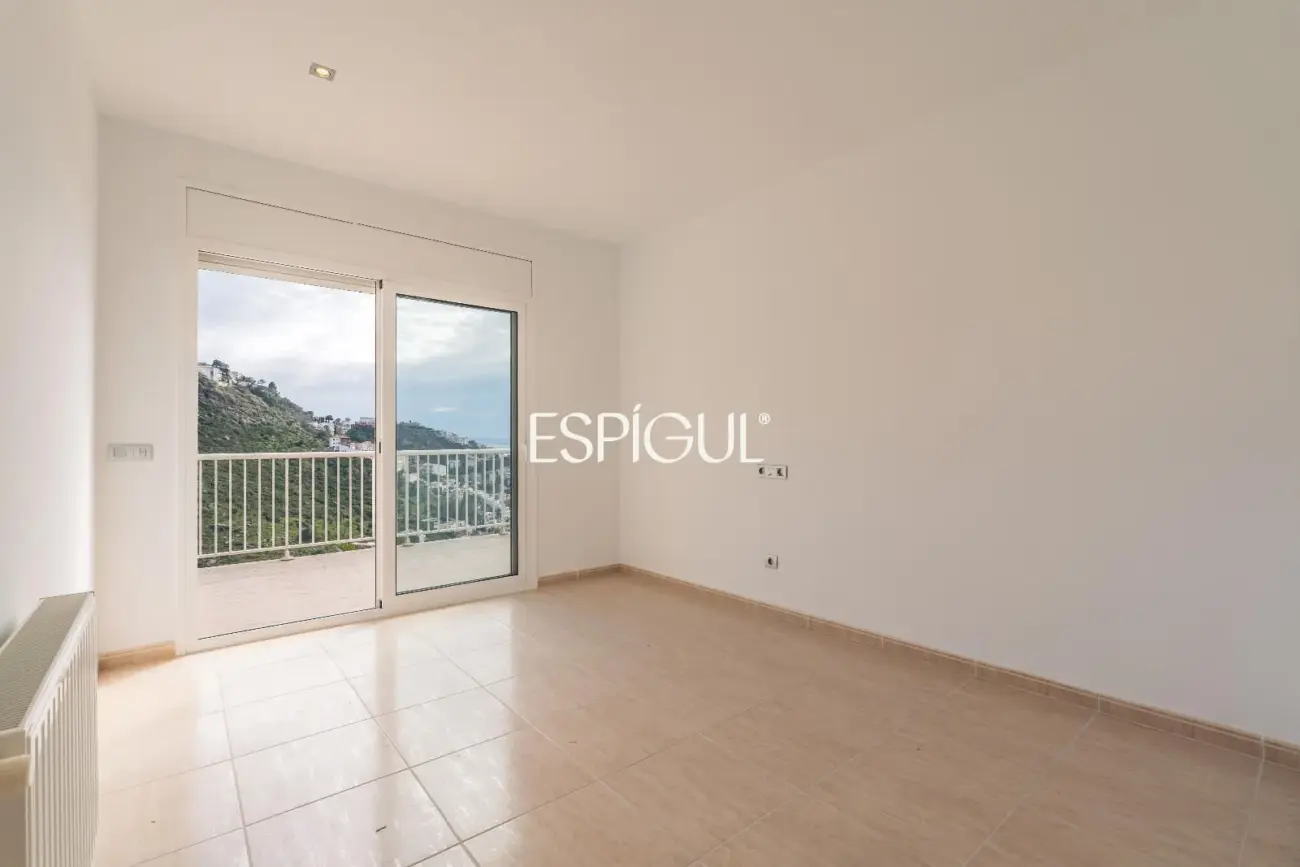 House for sale in Roses with sea views