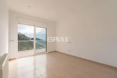 House for sale in Roses with sea views