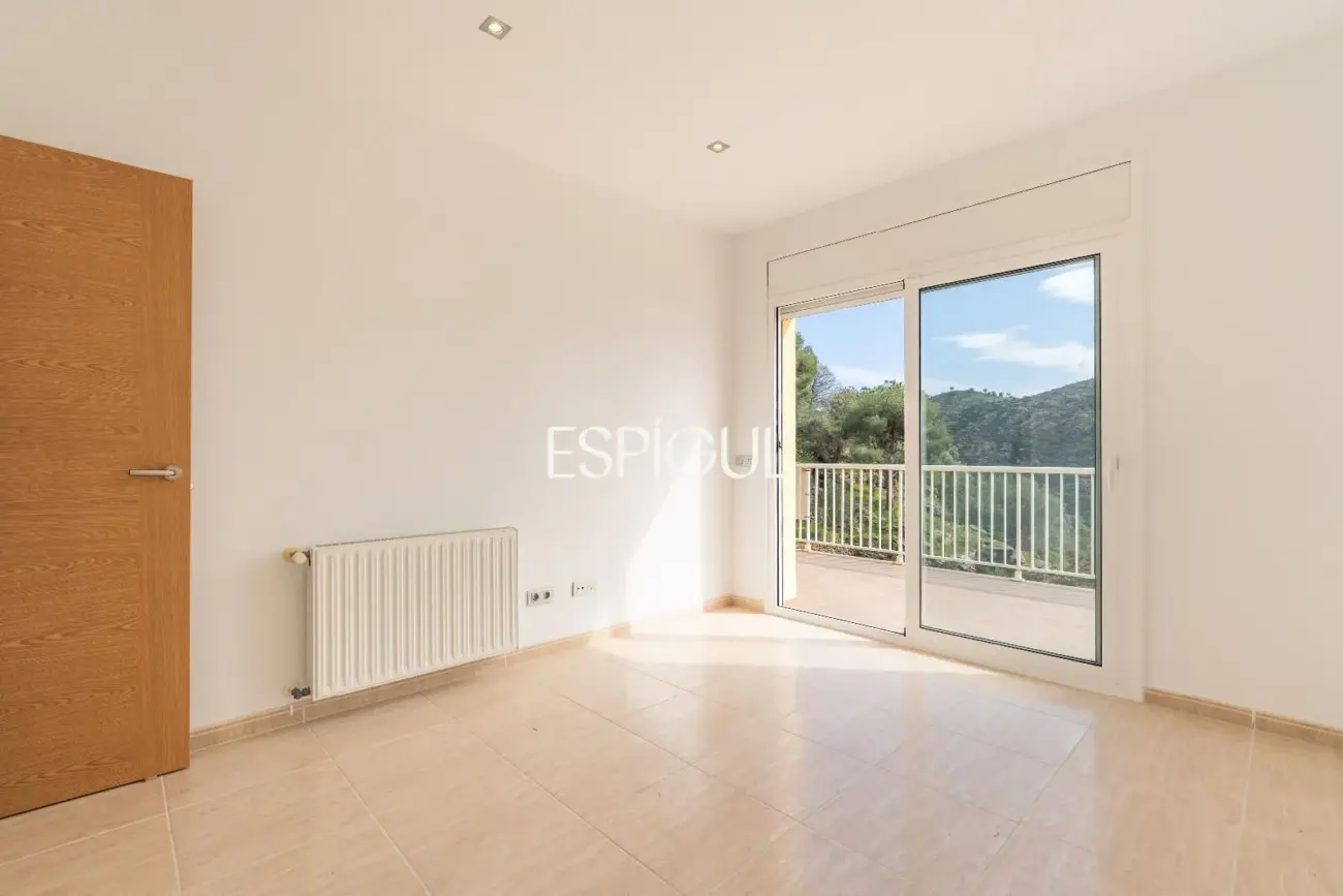 House for sale in Roses with sea views