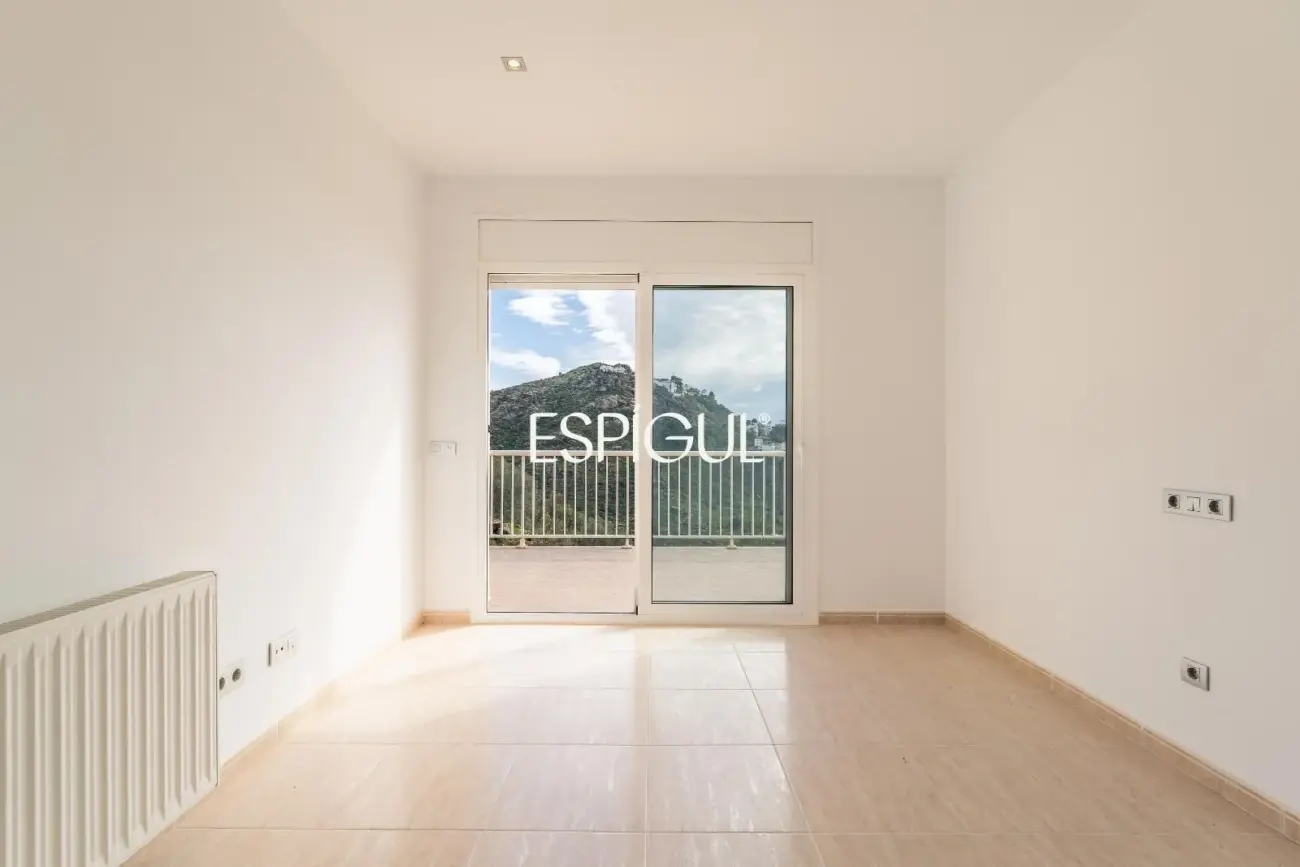 House for sale in Roses with sea views