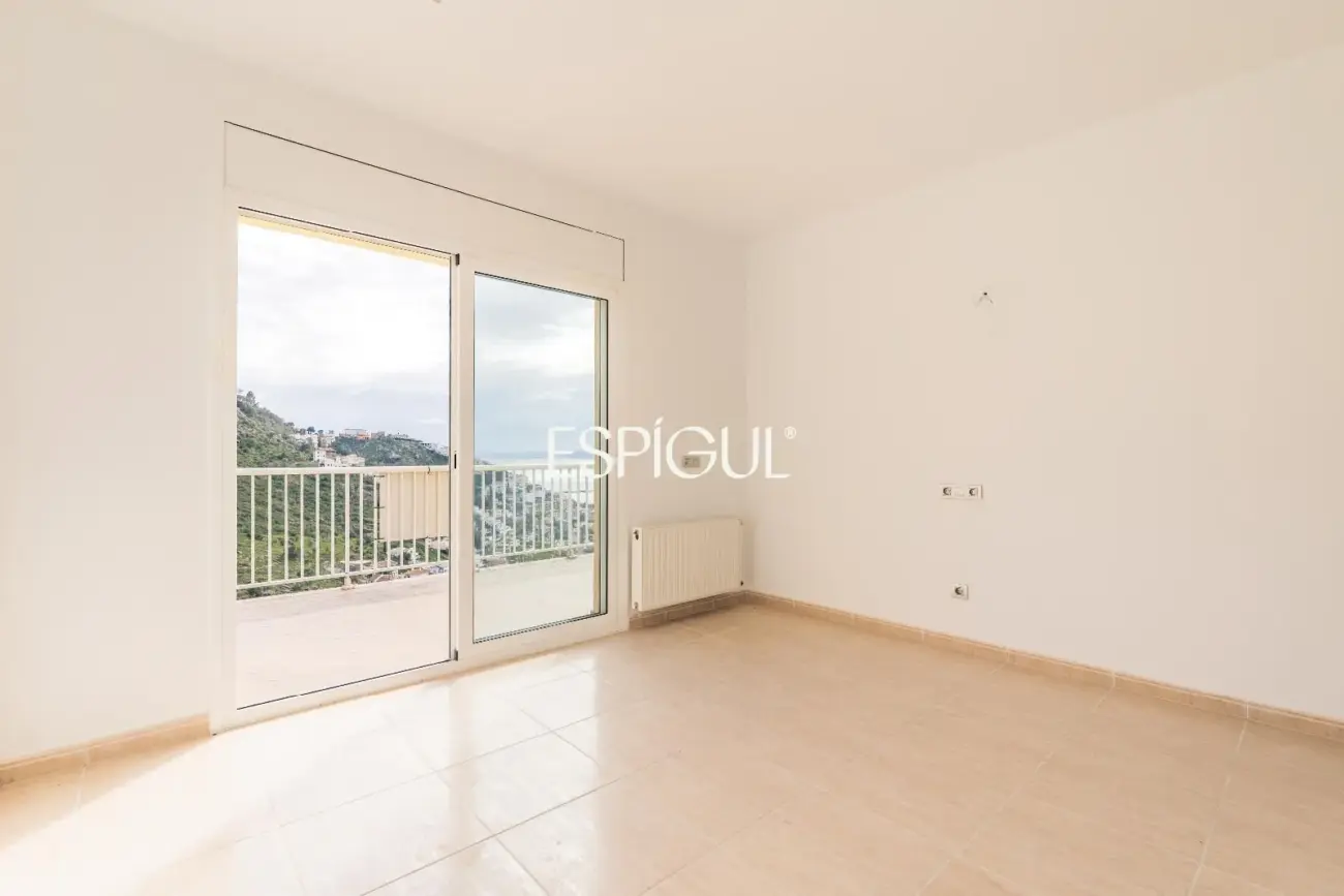 House for sale in Roses with sea views