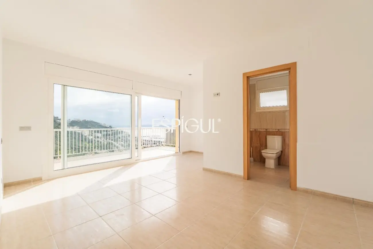 House for sale in Roses with sea views