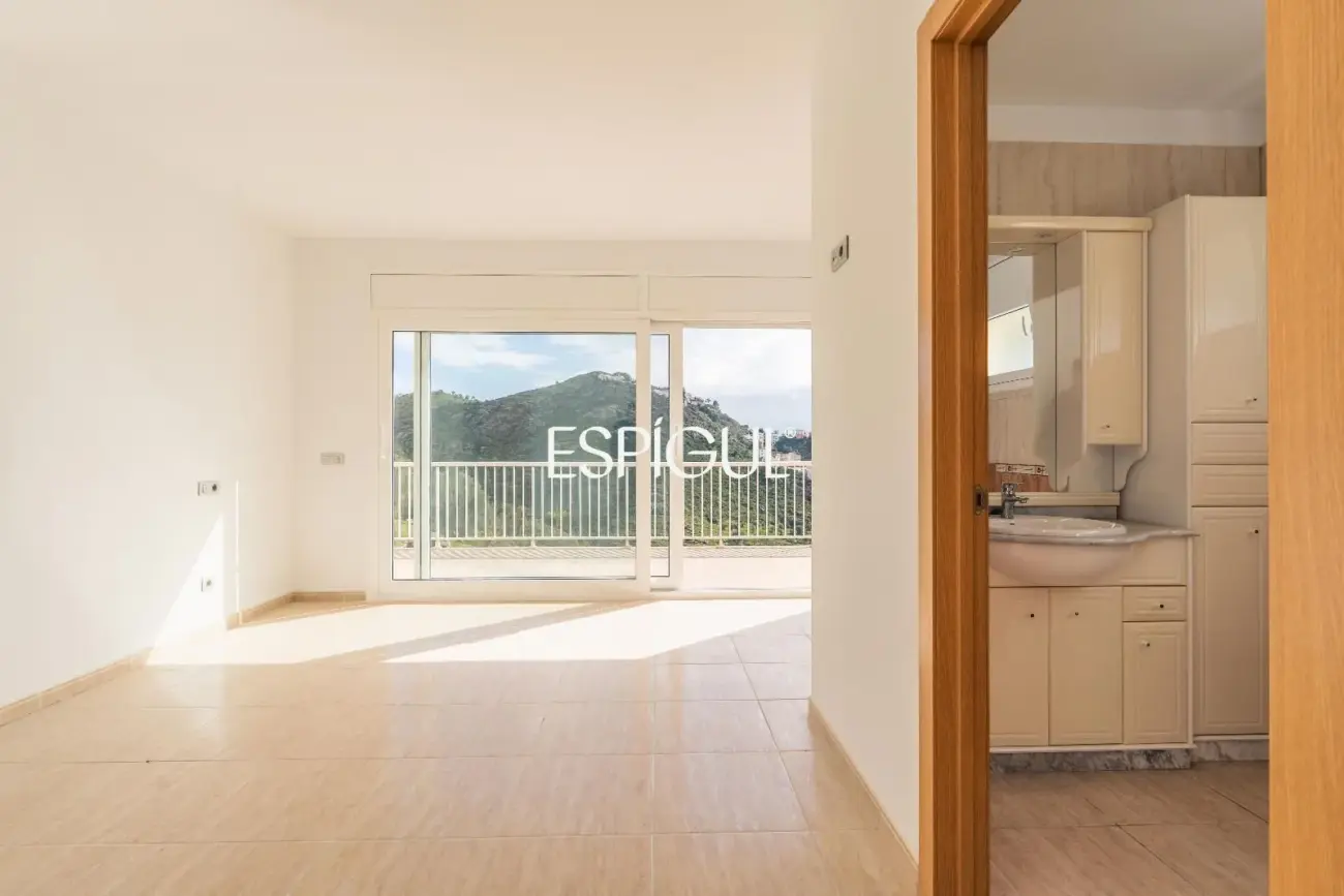 House for sale in Roses with sea views