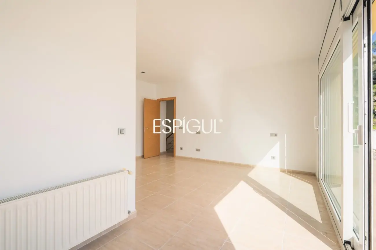 House for sale in Roses with sea views