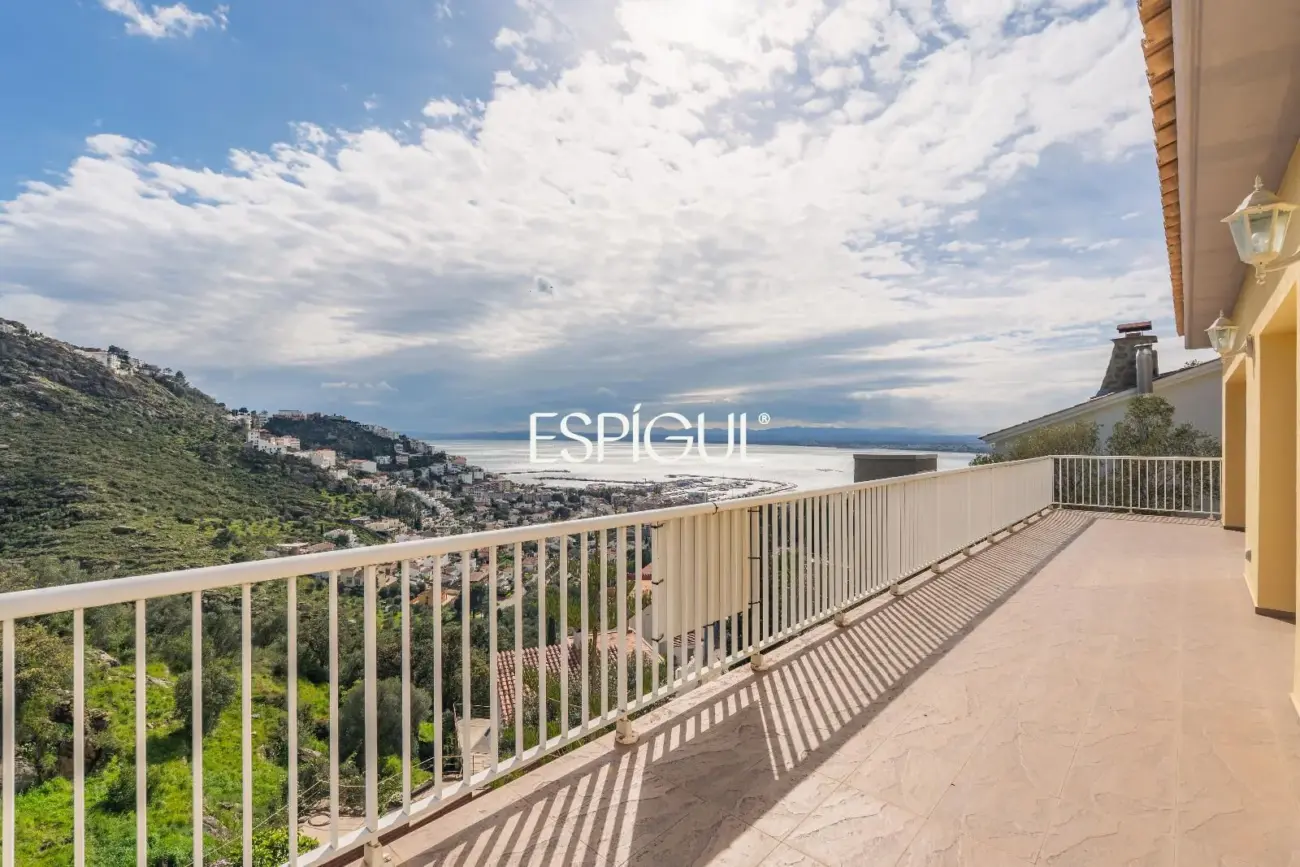 House for sale in Roses with sea views