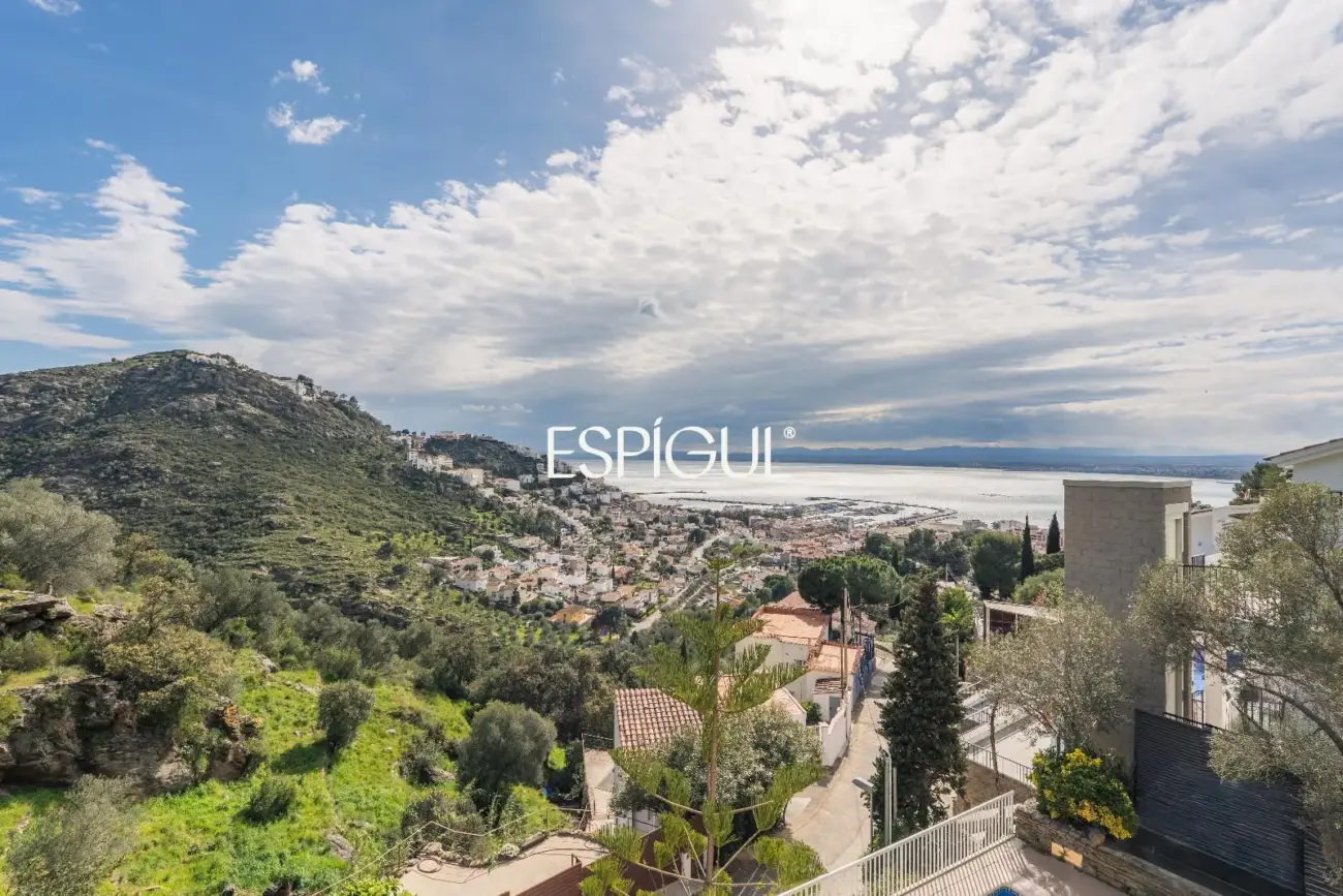 House for sale in Roses with sea views