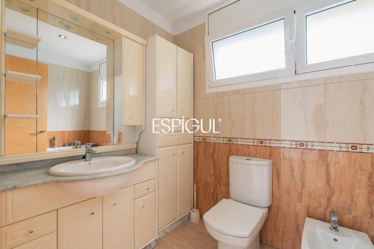 House for sale in Roses with sea views