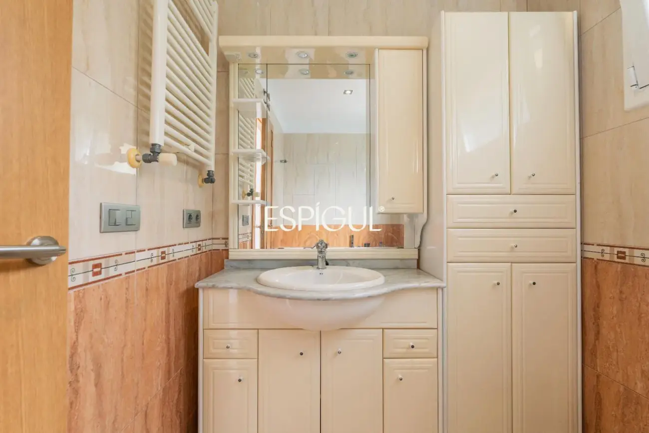 House for sale in Roses with sea views