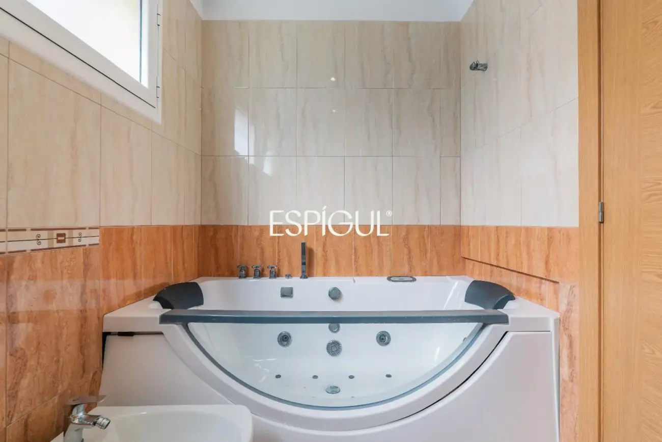 House for sale in Roses with sea views