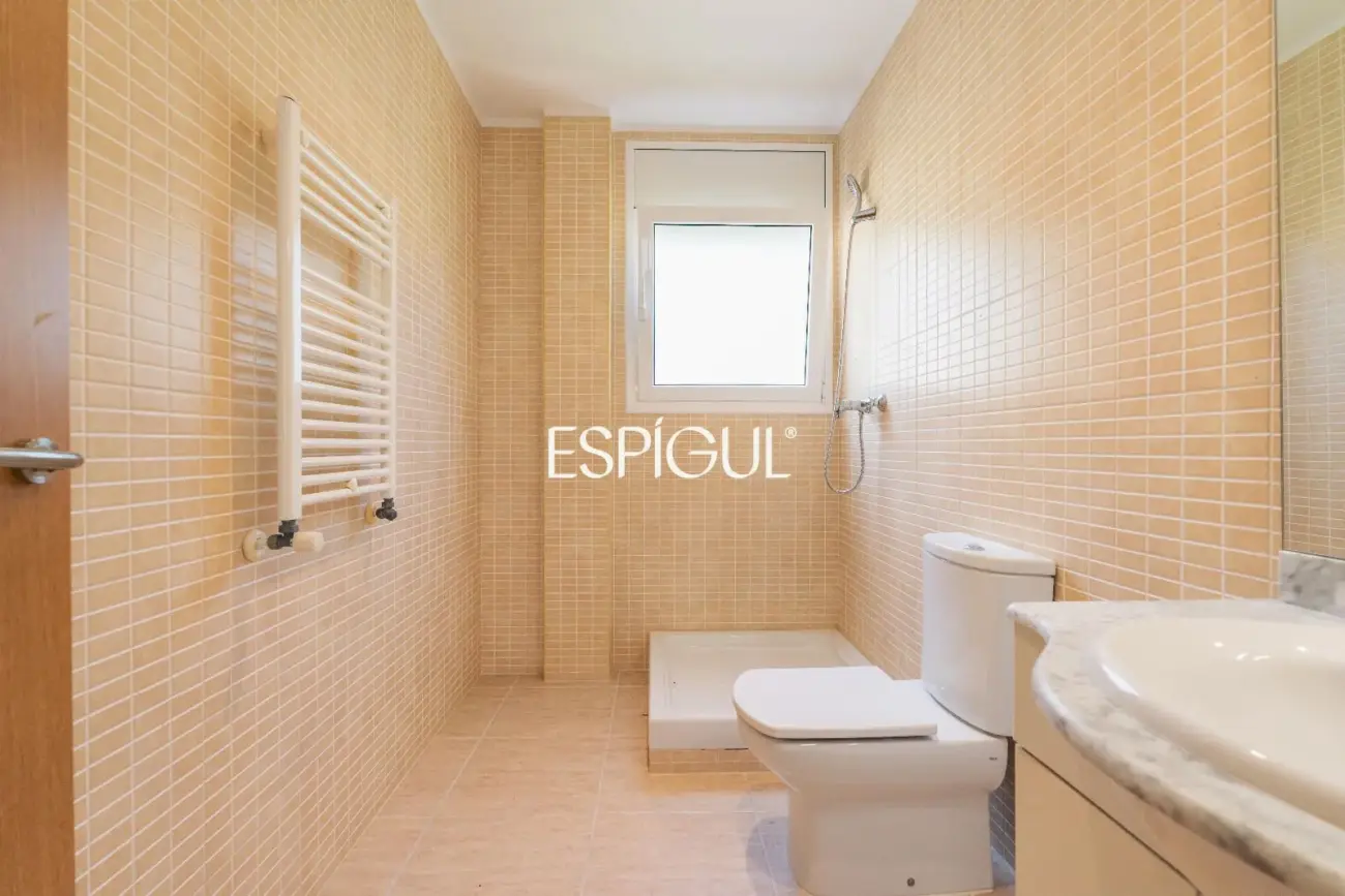 House for sale in Roses with sea views