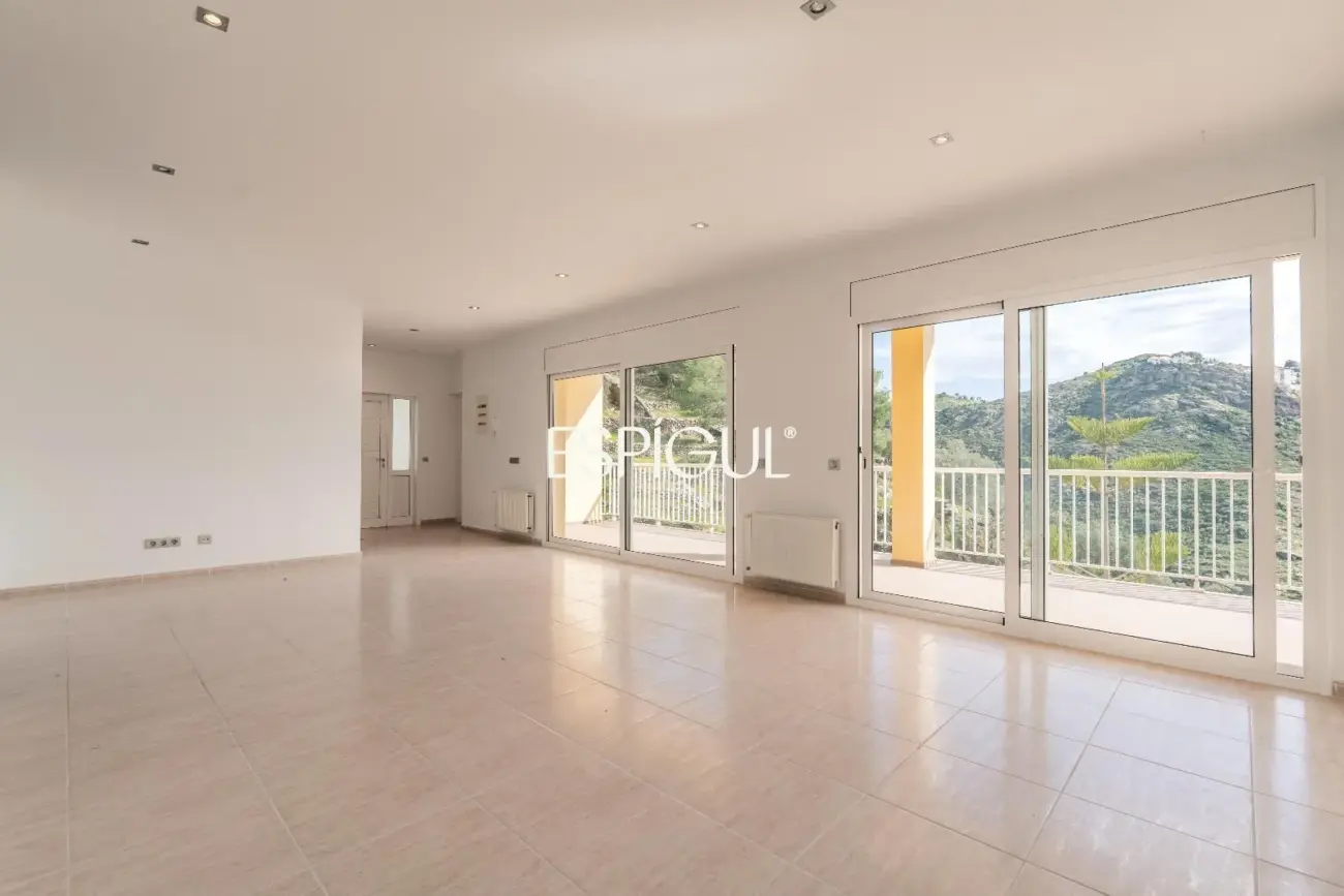 House for sale in Roses with sea views