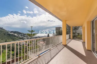 House for sale in Roses with sea views