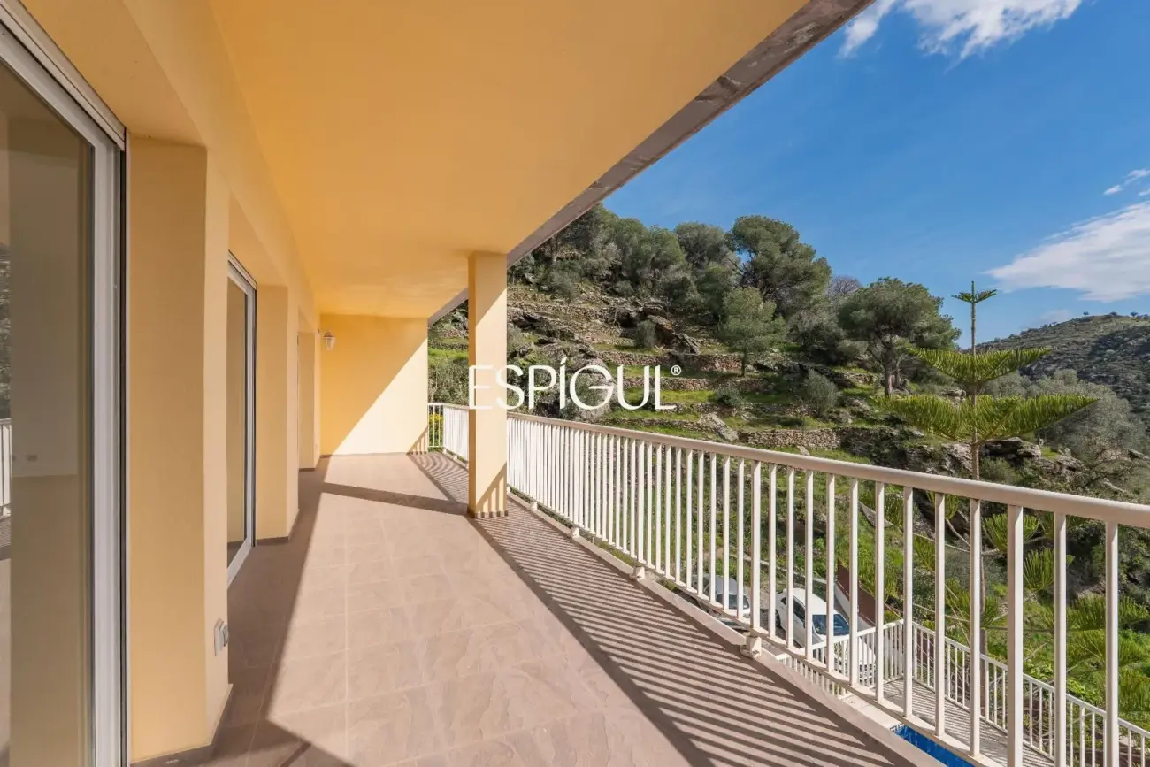 House for sale in Roses with sea views