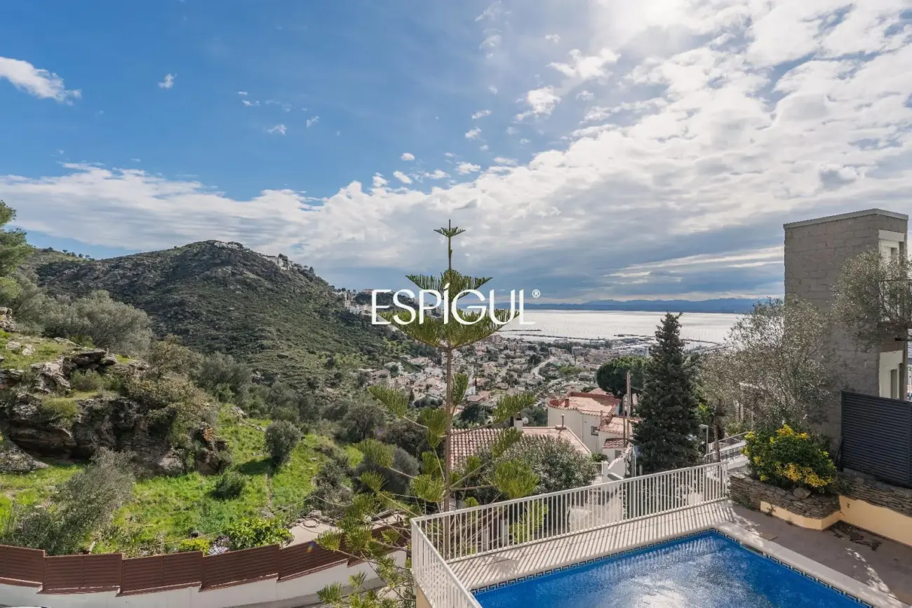 House for sale in Roses with sea views
