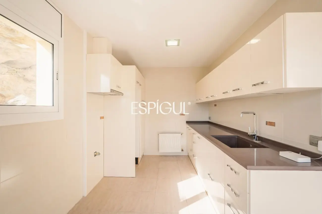 House for sale in Roses with sea views