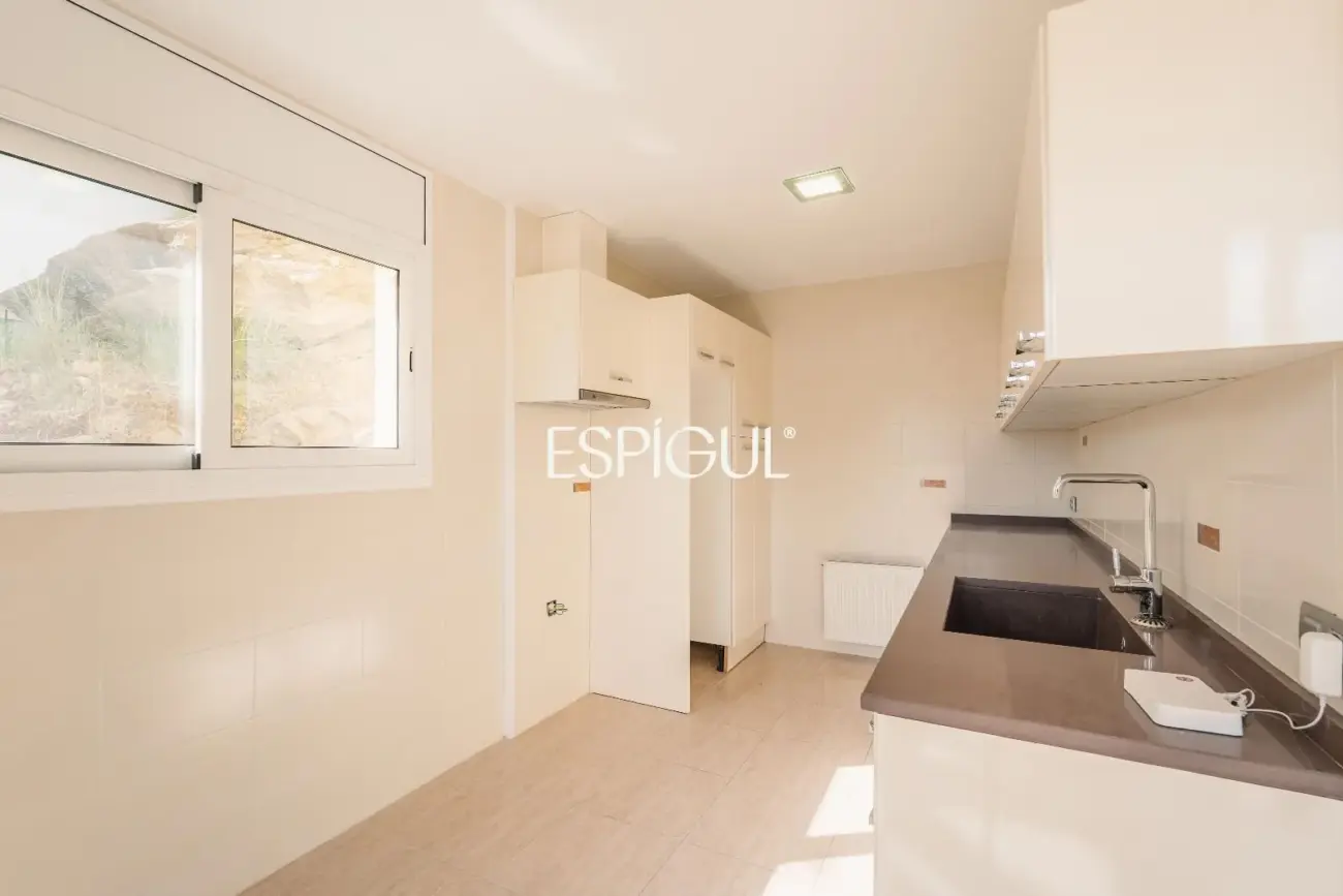 House for sale in Roses with sea views