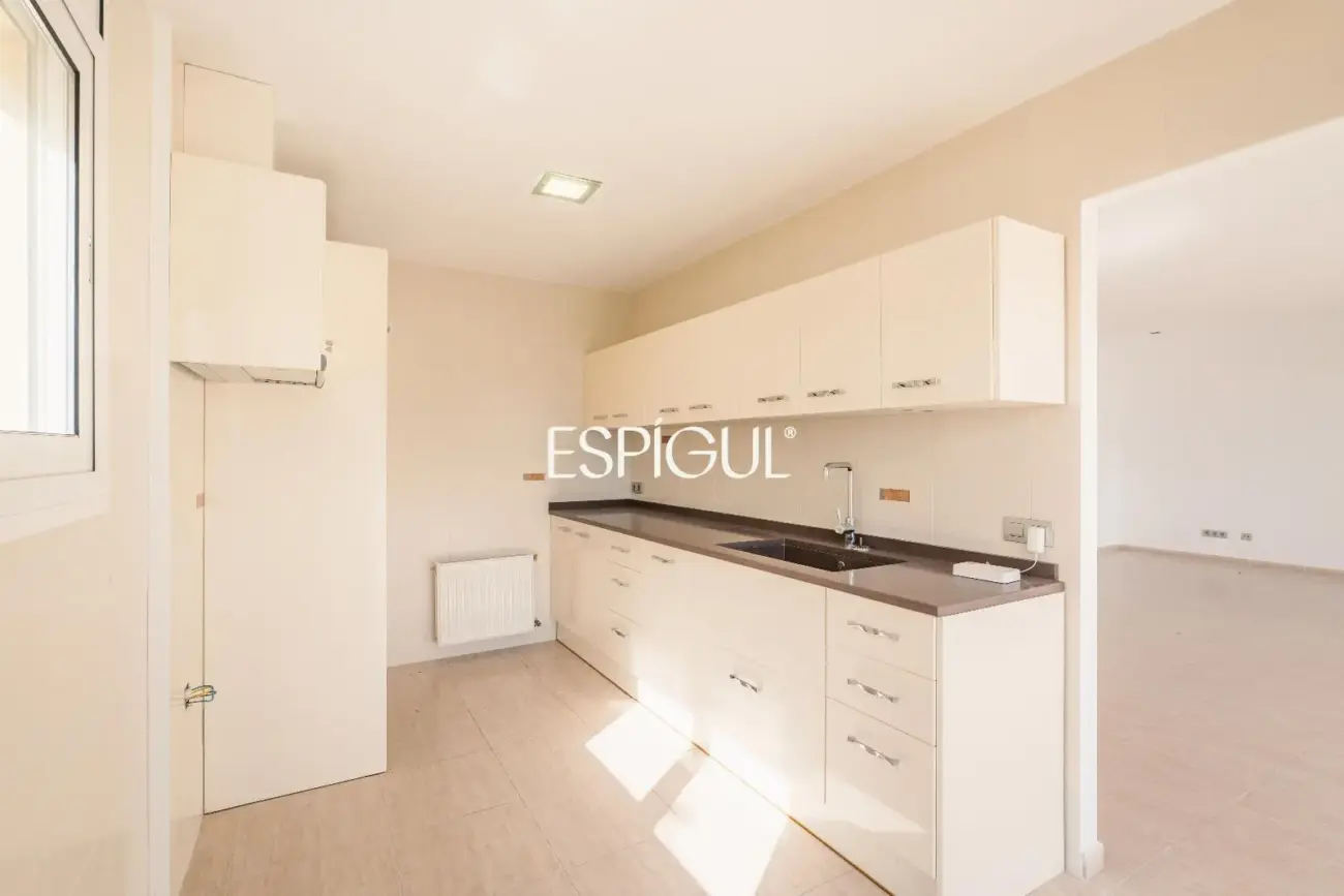 House for sale in Roses with sea views