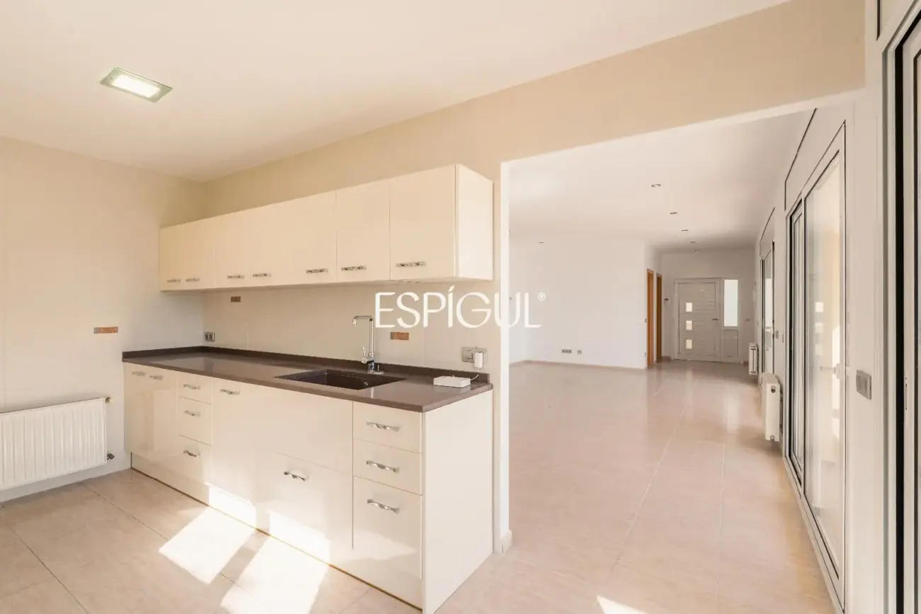 House for sale in Roses with sea views