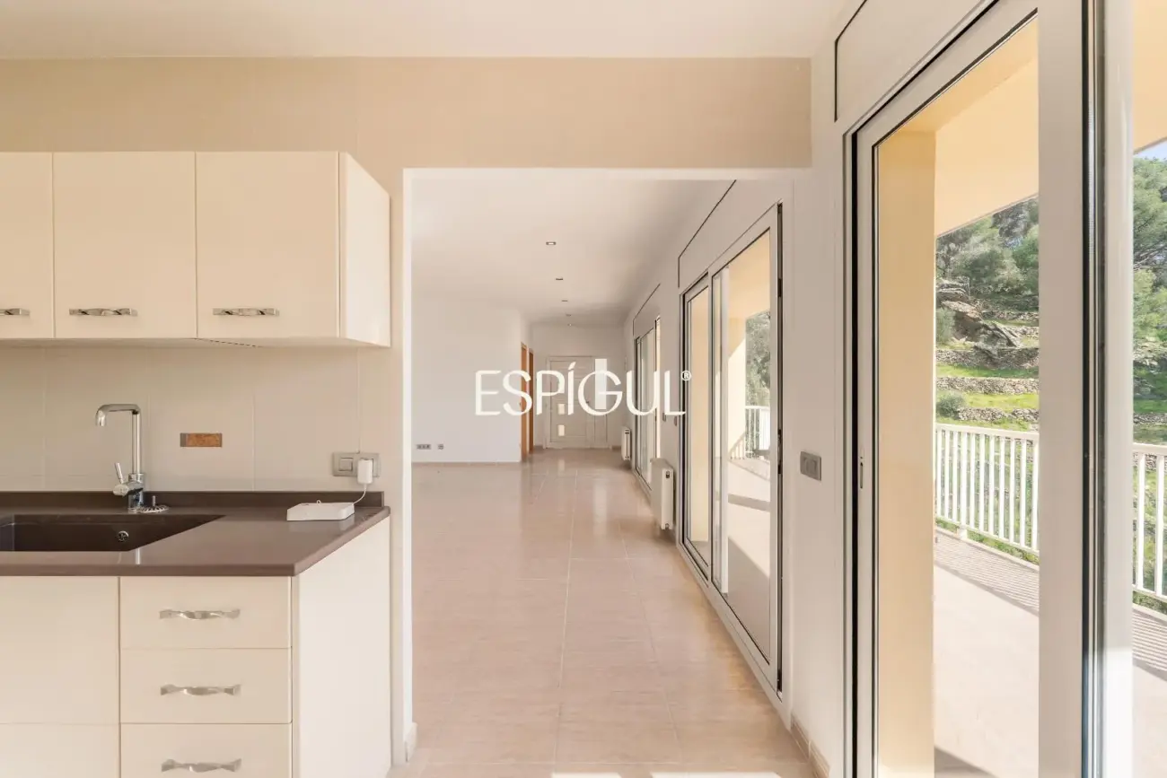 House for sale in Roses with sea views