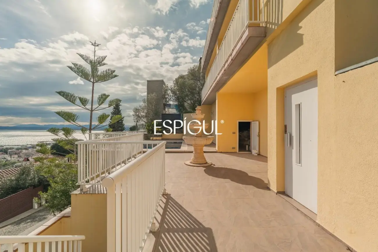 House for sale in Roses with sea views