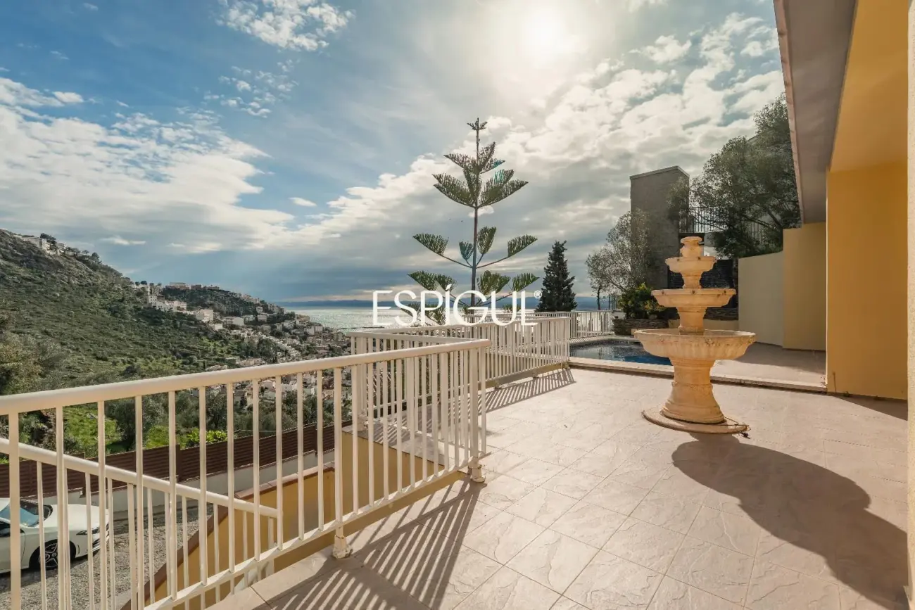 House for sale in Roses with sea views