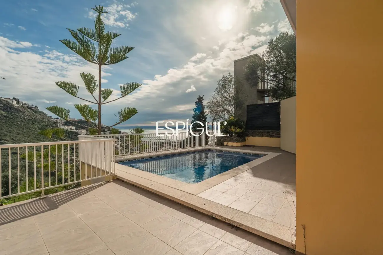 House for sale in Roses with sea views