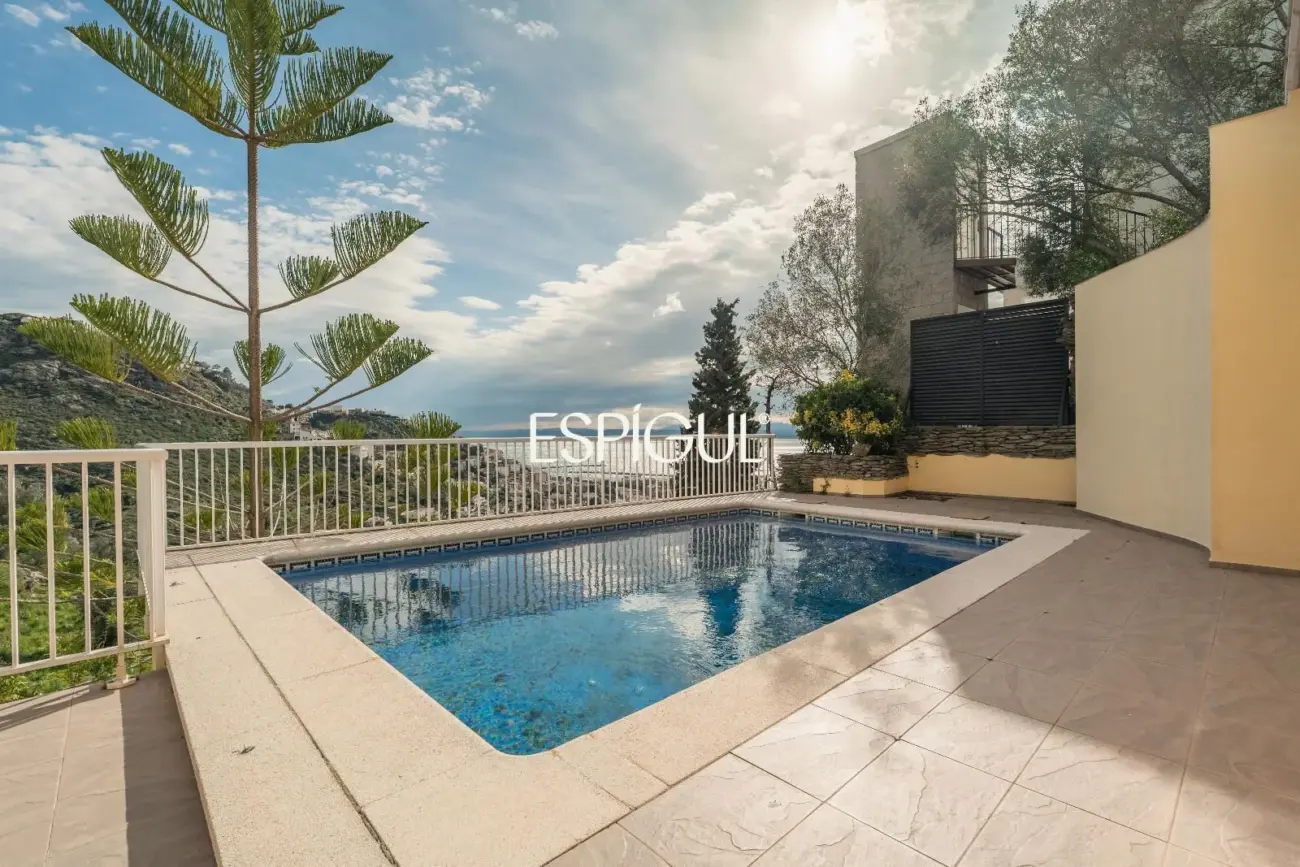 House for sale in Roses with sea views