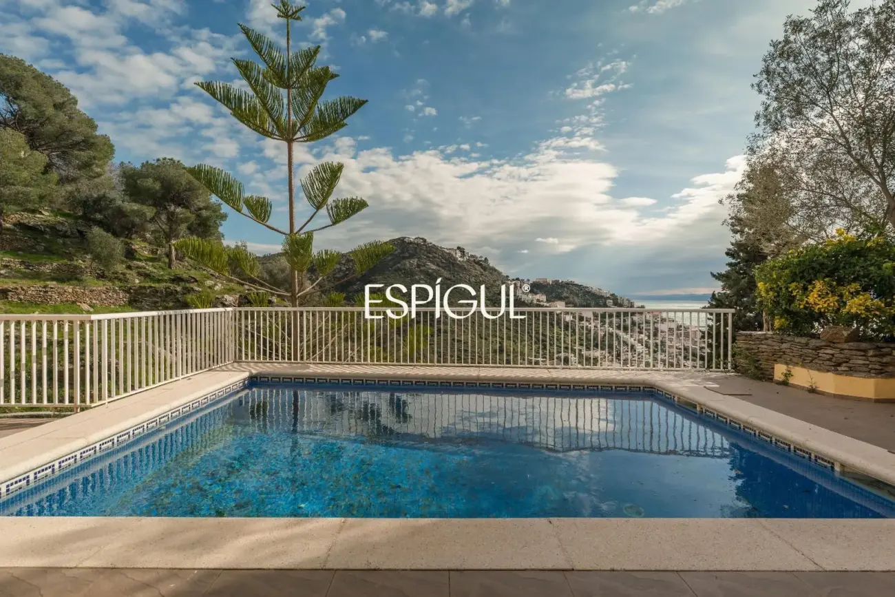 House for sale in Roses with sea views