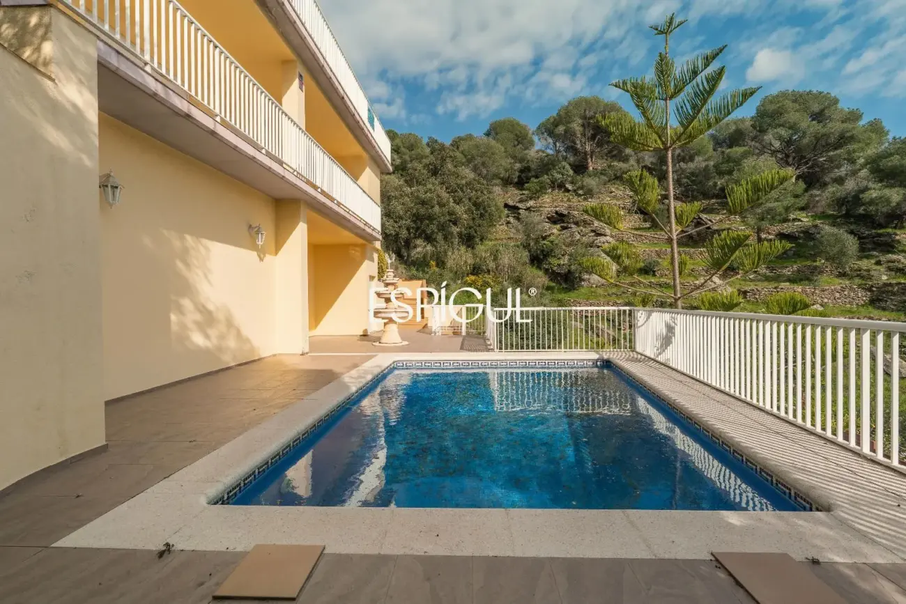 House for sale in Roses with sea views