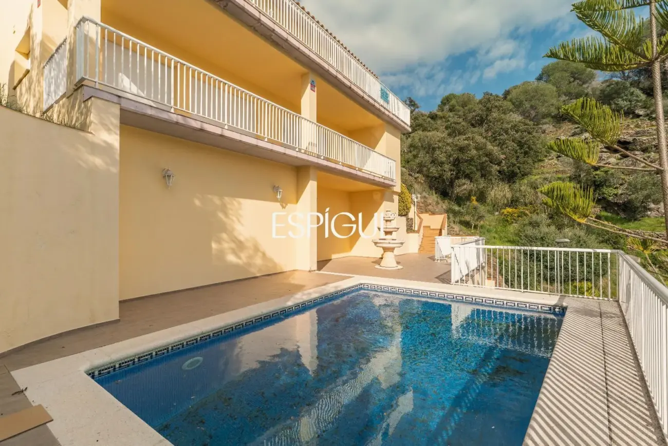 House for sale in Roses with sea views