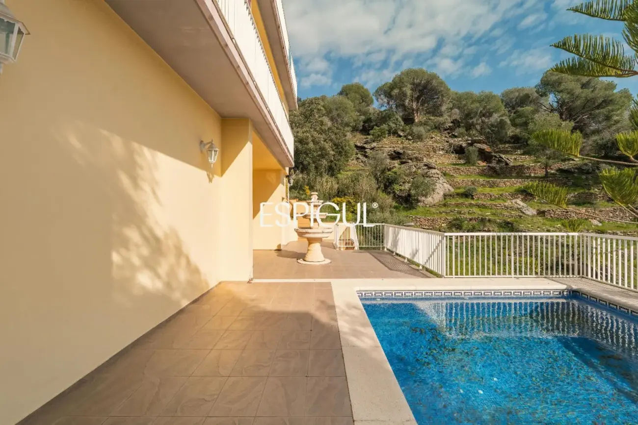 House for sale in Roses with sea views