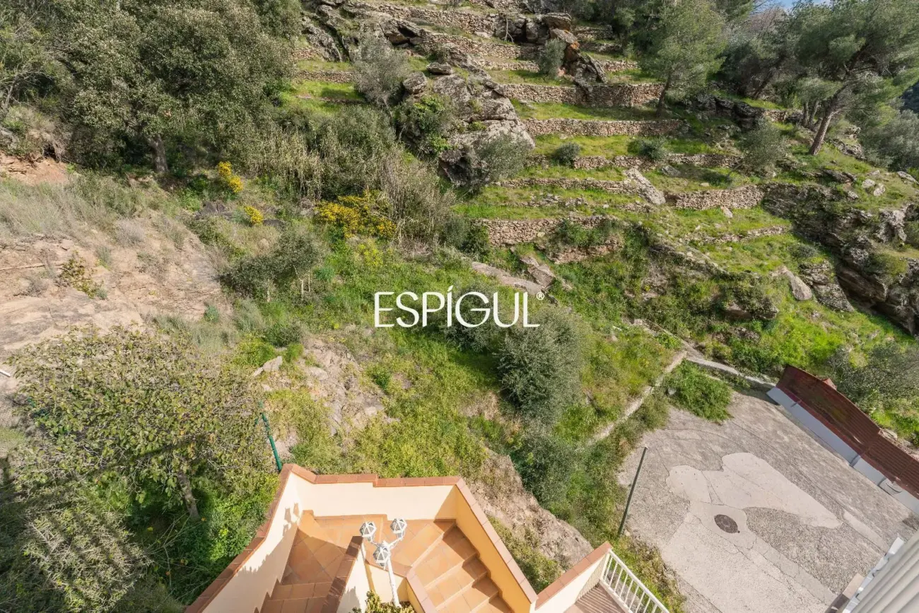 House for sale in Roses with sea views