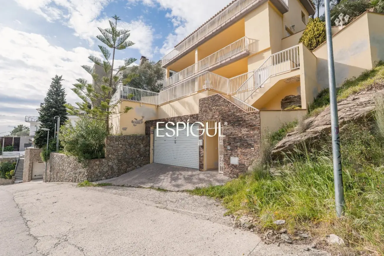 House for sale in Roses with sea views