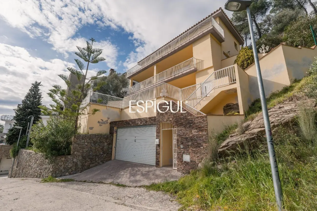 House for sale in Roses with sea views