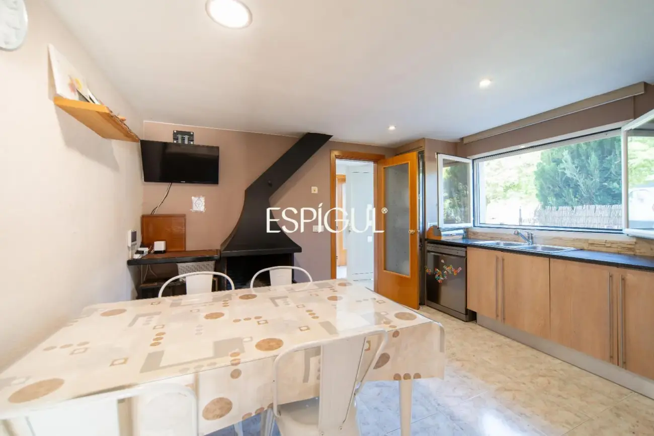 Casa independiente con gran parcela en Vilablareix