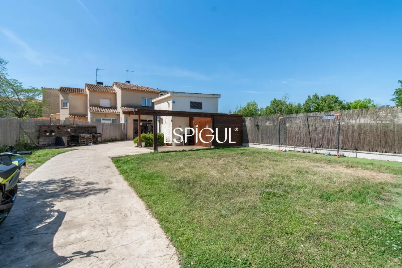 Casa independiente con gran parcela en Vilablareix