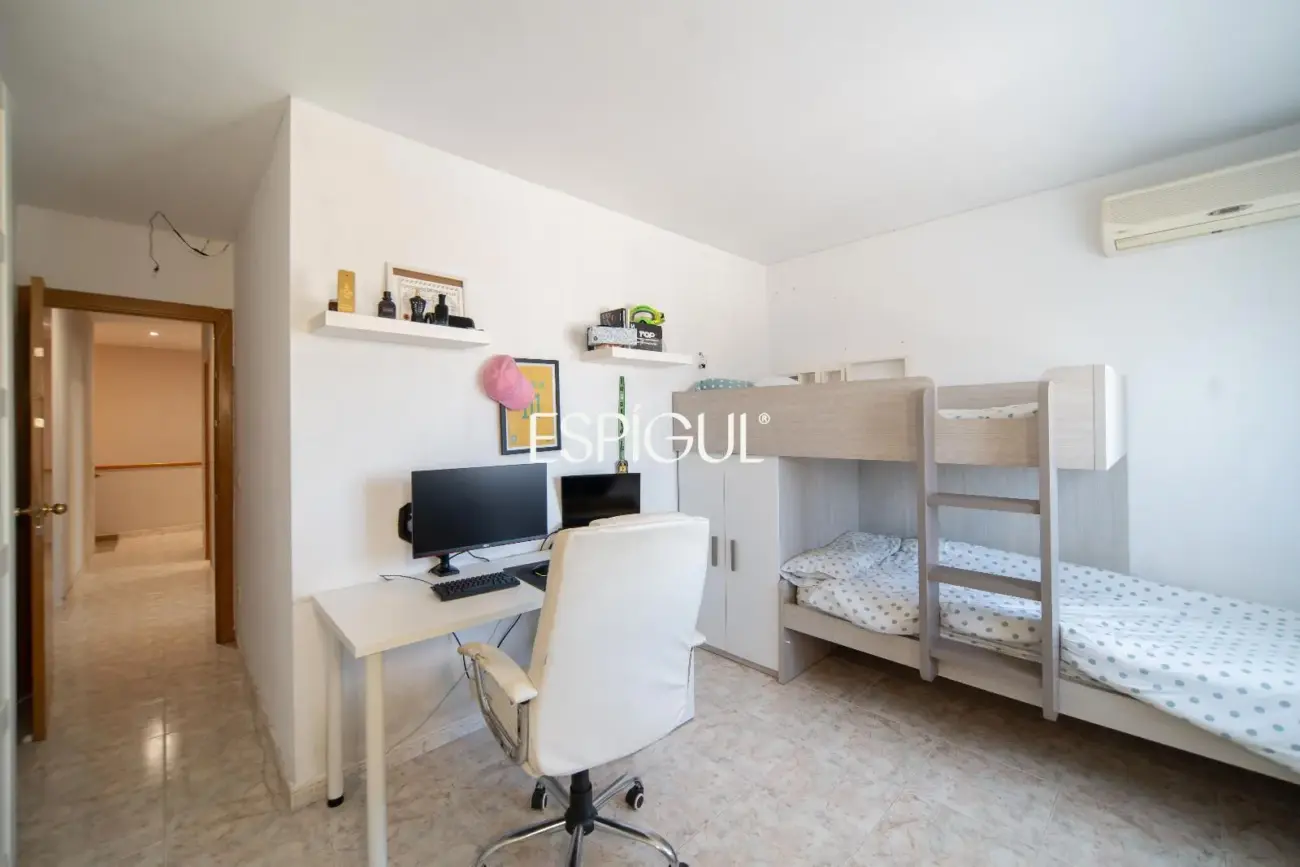 Casa independiente con gran parcela en Vilablareix