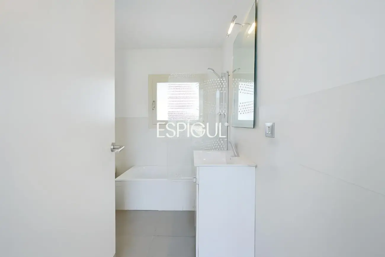 Отреставрированный дом в центре Торроэлья-де-Монгри