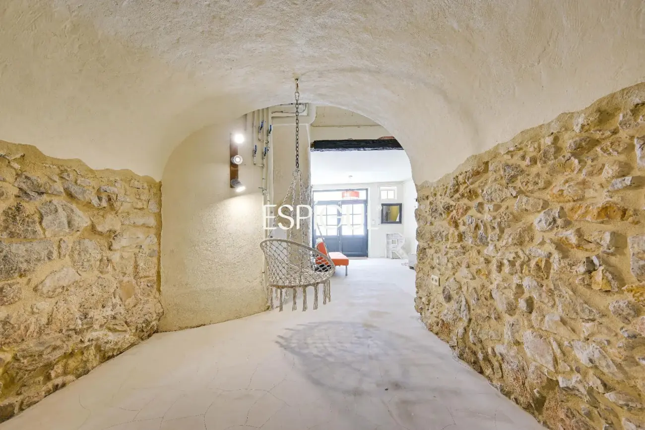 Отреставрированный дом в центре Торроэлья-де-Монгри